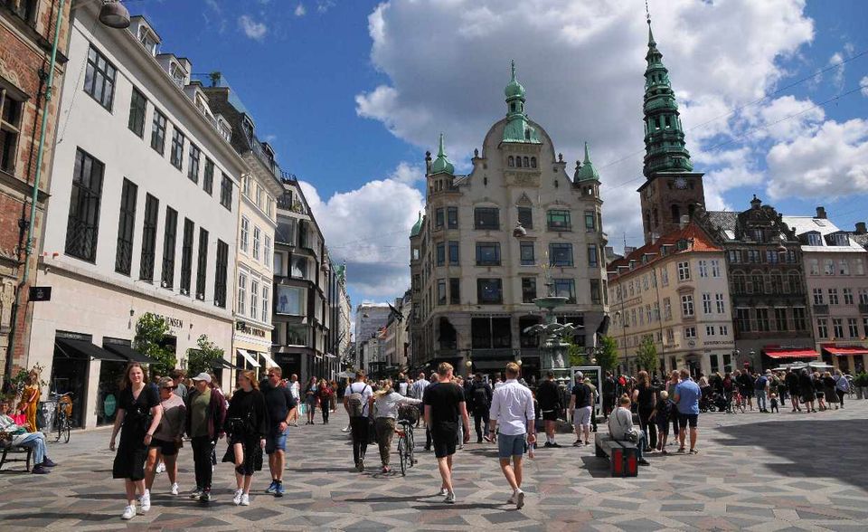 Dänemark und Estland teilten sich im März mit einer Quote von jeweils 9,9 Prozent bei der Jugendarbeitslosigkeit Platz sieben. In beiden Fällen schnitten junge Erwerbsfähige damit zumindest im Europavergleich besser ab als das gesamte Land. Bei den allgemeinen Arbeitslosenquoten belegte Dänemark Platz 15 (4,8 Prozent), Estland Platz 16 (4,8 Prozent).