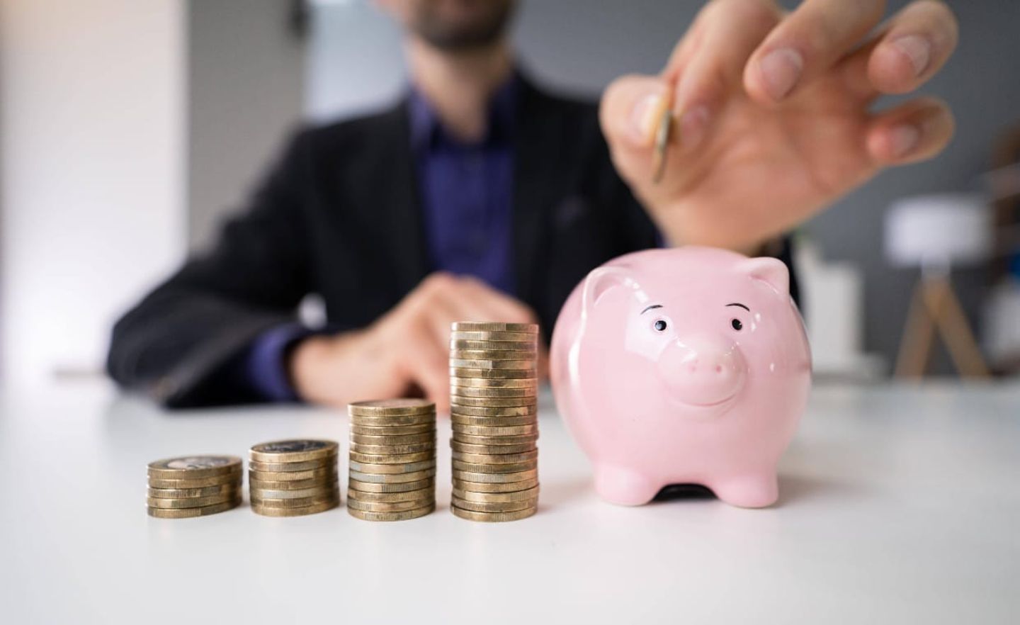 Zum Einstieg in den Job ist das Geld bei vielen Berufsanfängern oft knapp. Trotzdem lässt sich auch dann für das Alter vorsorgen