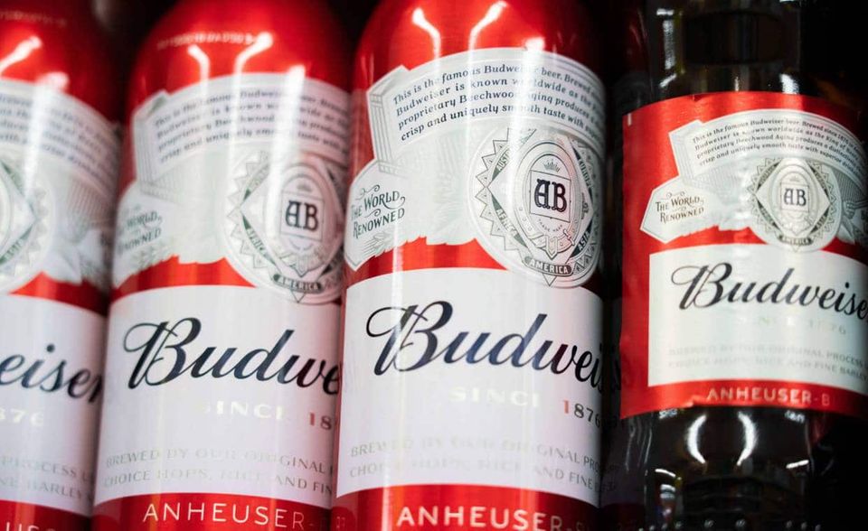 Platz eins geht wieder an eine AB Inbev Biermarke: Budweiser aus den USA (nicht zu verwechseln mit dem gleichnamigen tschechischen Bier). Das amerikanische Budweiser wird weltweit vertrieben, in Europa allerdings als Bud. Der Markenwert liegt bei rund 15,4 Mrd. Dollar.