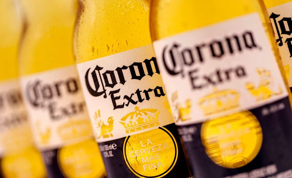 Ja, Corona ist in aller Munde. Die mexikanische Modelo-Brauerei hätte auf diese Art von Werbung wohl lieber verzichtet. Für die meisten Menschen ist Corona derzeit ein Virus und keine Biermarke. Dabei gehört das mexikanische Bier zu den weltweit bekanntesten Marken. Brandz beziffert den Markenwert von Corona-Bier auf 7,85 Mrd. Dollar.