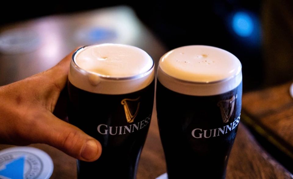 Mit der irischen Guinness-Brauerei hat AB Inbev ausnahmsweise nichts zu tun. Aber auch Guinness gehört zu einem Großunternehmen: Die irische Biermarke ist Bestandteil des Markenpotfolios von Diageo, einem Spirituosenkonzern. Den Markenwert von Guinness beziffert Brandz mit 3,9 Mrd. Dollar.