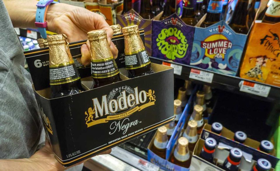 Modelo ist eine mexikanischen Brauerei im Besitz des Bier-Riesen Anheuser-Busch Inbev. Neben der Marke Modelo gehört auch das weltweit bekannte Corona-Bier zum Portfolio des Unternehmens. Modelo Especial ist die Nummer zwei der Mexikaner. Der Markenwert wird von Brandz auf 3,3 Mrd. Dollar geschätzt.