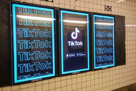 Werbung für Tiktok wie hier in der New Yorker U-Bahn könnte bald nicht mehr möglich sein