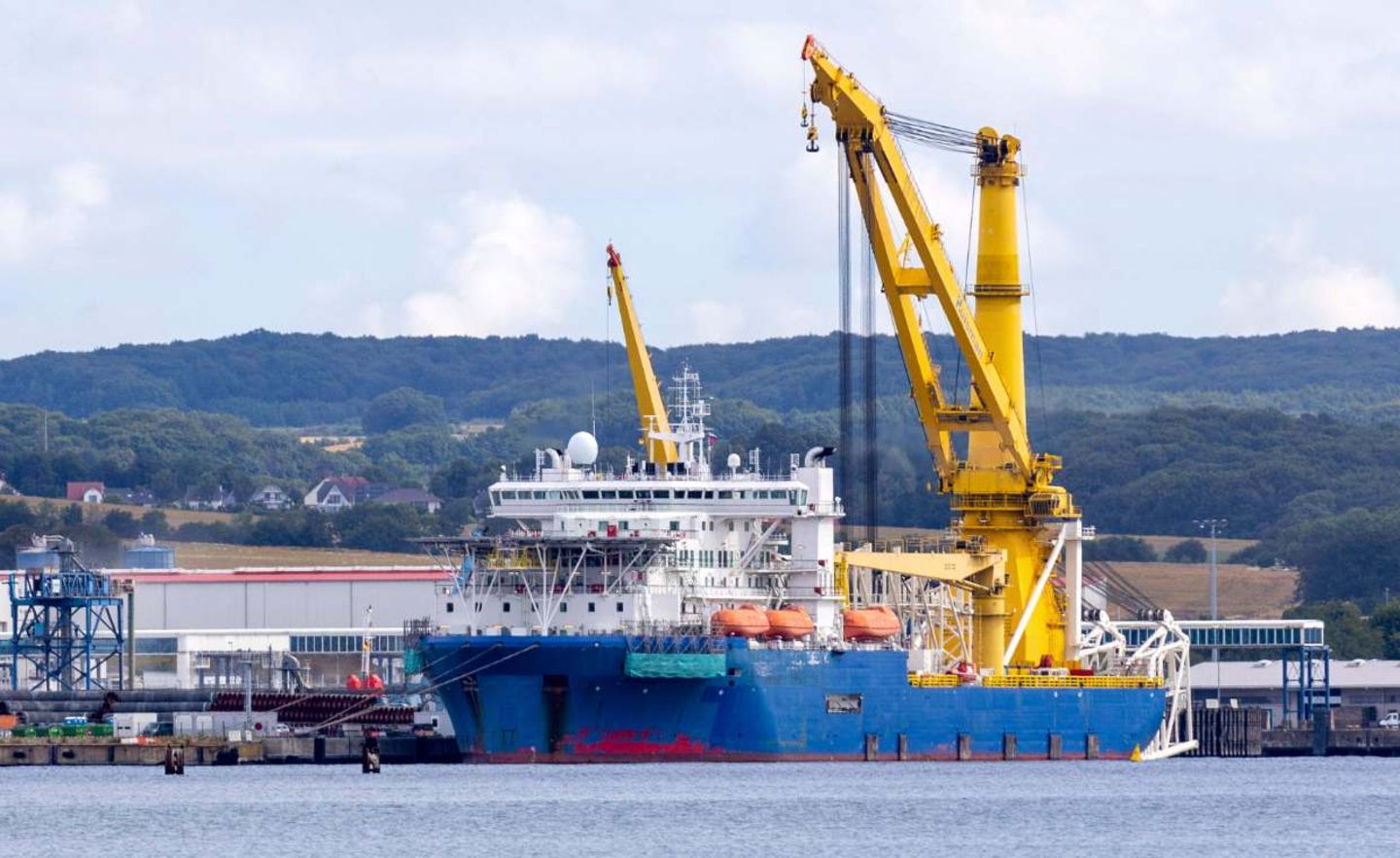 Das russische Verlegeschiff Akademik Cherskiy im Hafen Sassnitz-Mukran. Es soll die restlichen 160 Kilometer Pipelinerohre für Nord Stream 2 verlegen. Durch US-Sanktionen sind die Arbeiten vorerst gestoppt.