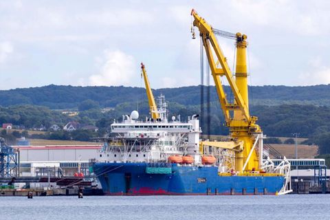 Das russische Verlegeschiff Akademik Cherskiy im Hafen Sassnitz-Mukran. Es soll die restlichen 160 Kilometer Pipelinerohre für Nord Stream 2 verlegen. Durch US-Sanktionen sind die Arbeiten vorerst gestoppt.