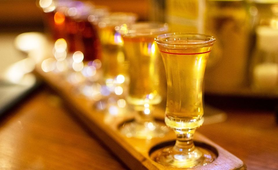 Auch viele alkoholische Getränke aus Europa stehen seit Oktober 2019 auf der Strafzoll-Liste der USA – und bleiben dort weiterhin. Dazu zählen Whiskey aus Großbritannien sowie Wein und Likör aus verschiedenen EU-Staaten, darunter auch aus Deutschland. Ende Juni hatten die USA noch erwogen ihre Strafzölle auch auf Bier und Gin auszuweiten, in den aktuellen Anpassungen ist davon aber nicht mehr die Rede.