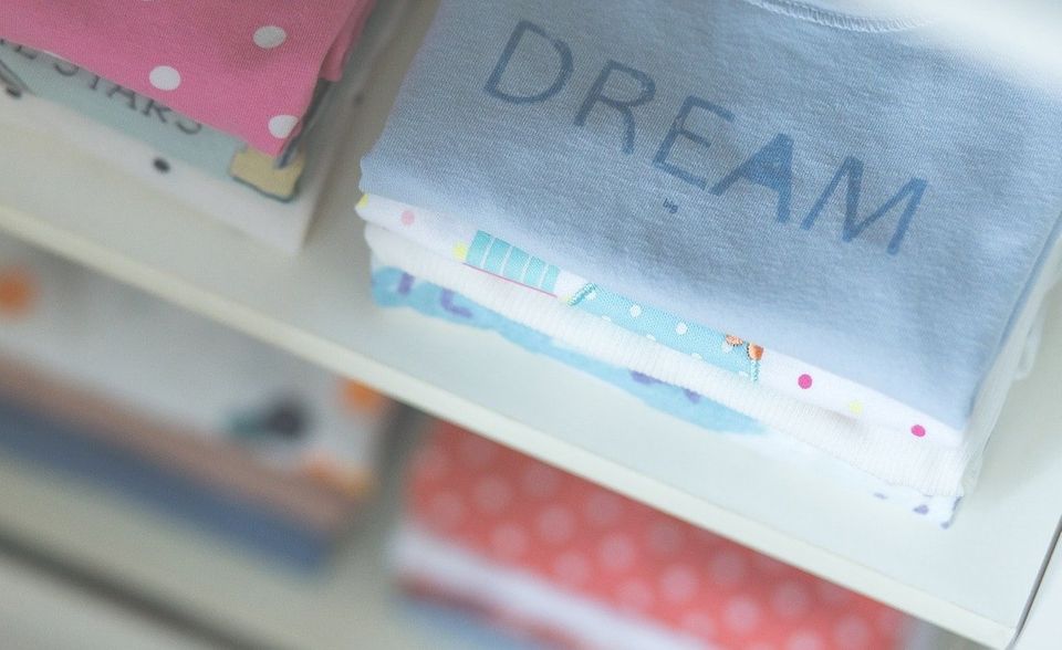 Ähnlich wie Deutschland hat auch das Vereinigte Königreich eine ganz eigene Liste mit Produkten, auf die Strafzölle gelten. Darauf stehen vor allem Kleidungsstücke aus verschiedenen Textilien wie Wolle, Kaschmir und Baumwolle, aber auch Decken und Bettwäsche zählen dazu. Nach den jüngsten Anpassungen gibt es immerhin eine kleine Erleichterung für die Briten: Auf süße Kekse gelten ab dem 1. September keine Zusatzzölle mehr.
