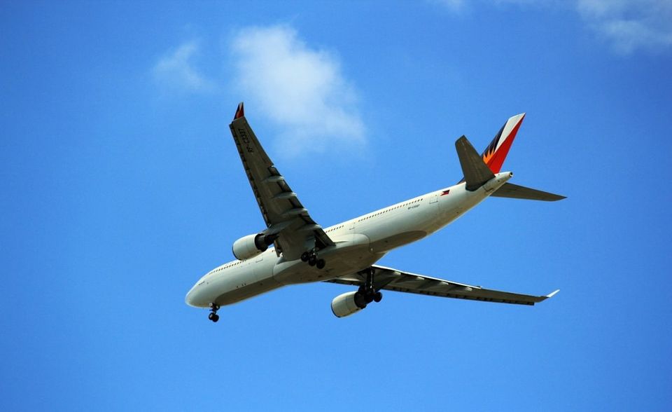 Zwar dreht sich der Streit zwischen den USA und der EU vor allem um Flugzeuge. In den amerikanischen Strafzöllen schlägt sich das aber nur bedingt nieder: Auf Flugzeugimporte aus Deutschland, Frankreich, Großbritannien und Spanien gilt weiterhin ein Zusatzzoll von 15 Prozent. Militärflugzeuge sind von der Regelung ausgenommen. Im März hatten die USA den Zollsatz von zehn auf 15 Prozent erhöht.