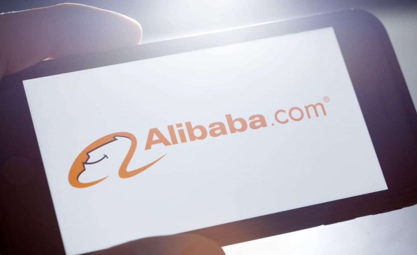 Das Logo von Alibaba ist auf einem Smartphone-Bildschirm zu sehen