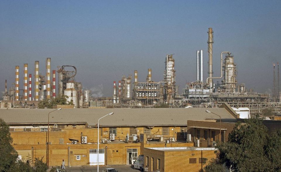Die Mitgliedsstaaten der OPEC förderten 2019 laut BP zusammen zwei Millionen Barrel täglich weniger als 2018. Das war dem Bericht zufolge der stärkste Rückgang seit 2009. Hauptursache war die gesunkene Produktion im Iran. Sie verringerte sich laut der Analyse infolge von Sanktionen und Wirtschaftskrise um 26 Prozent oder 1,3 Millionen auf 3,5 Millionen Fässer pro Tag. Der Iran rutschte in dem Ranking um drei Plätze ab. Das war der stärkste Abstieg in den Top Ten der weltweit führenden Erdölproduzenten. Der Iran förderte 2019 aber immer noch etwas mehr Erdöl als alle Staaten Europas zusammengenommen.
