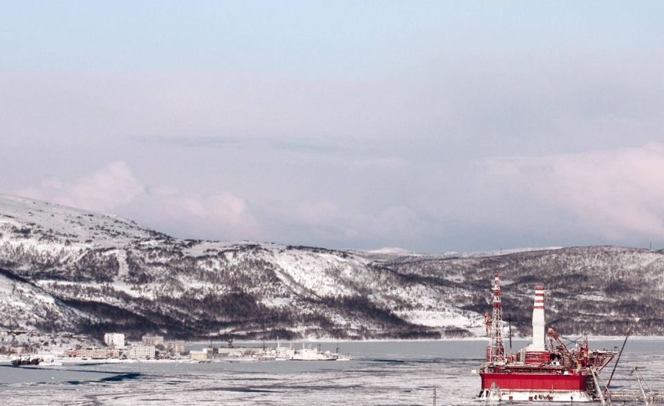 Die Russische Föderation ist das erste Land dieser Liste, das bei der täglichen Fördermenge in den zweistelligen Millionenbereich vordringt. Die Bilanz 2019 belief sich auf 11,5 Millionen Barrel pro Tag. Das entsprach einem leichten Anstieg von 0,9 Prozent. 12,1 Prozent der weltweiten Fördermenge entfielen auf den drittgrößten Erdölproduzenten. 2020 könnte Russland auf Platz zwei vorstoßen, wenn es sein Wachstum beibehält. Denn der Abstand zum Vorgänger schrumpft.