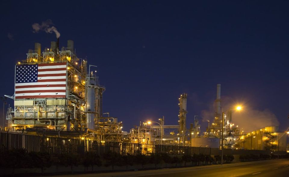 Die USA bauen ihren Vorsprung als größte Erdöl-Nation der Welt aus. Die tägliche Fördermenge stieg laut BP um 11,0 Prozent oder 1,7 auf 17,0 Millionen Barrel. Zum Vergleich: Das Plus entspricht der Hälfte des in ganz Europa geförderten Erdöls oder der gesamten Fördermenge Norwegens. Damit ziehen die USA das Tempo an. Von 2008 bis 2018 hatte die Wachstumsrate noch bei 8,5 Prozent gelegen. Mittlerweile stammen 17,9 Prozent des weltweit geförderten Erdöls aus den Vereingten Staaten. Norwegen kam als erstes europäisches Land in dem internationalen Ranking wie im Vorjahr auf Platz 15. Das Vereinigte Königreich verbesserte sich um einen Platz auf Rang 19.