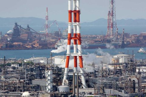 Japan ist das erste Land, das beim CO2-Ausstoß die Milliardengrenze durchstößt. Es kam 2019 auf 1,1 Milliarden Tonnen (minus 3,5 Prozent). Somit entfielen laut den Analysten 3,3 Prozent der weltweit ausgestoßenen klimaschädlichen Gase auf Japan.