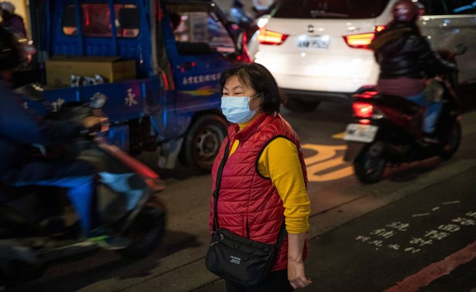 China vereint die größte Bevölkerung der Welt mit einer zunehmenden Industrialisierung. Das führte 2019 zum Ausstoß von 9,8 Milliarden Tonnen CO2 (ohne Hongkong). Das war fast so viel wie der CO2-Ausstoß der USA, Indiens, Russlands und Japans zusammengenommen. 28,8 Prozent der weltweit freigesetzten Klimagase gelangten von China aus in die Atmosphäre. Der Ausstoß erhöhte sich im Vergleich zum Vorjahr um 3,4 Prozent.