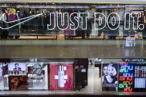 Keine Marke dominiert und prägt laut „Forbes“ das internationale Sportgeschäft dermaßen wie Nike. Die Kombination aus Marktwert, Werbebudget und Verbindungen zu anderen Top-Namen sichern dem größten Sportartikelhersteller der Welt Platz eins im Marken-Ranking. Adidas folgt erst auf Platz 31 und ist die wertvollste Marke aus Deutschland. SAP belegt Rang 174 und liegt damit immerhin drei Plätze vor Samsung. Erster Deutsche ist Mesut Özil auf Platz 191, fünf Ränge vor McDonald's.