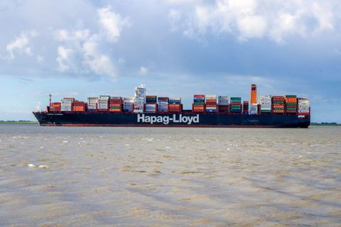 Das Containerschiff Santos Express von Hapag-Lloyd auf der Elbe