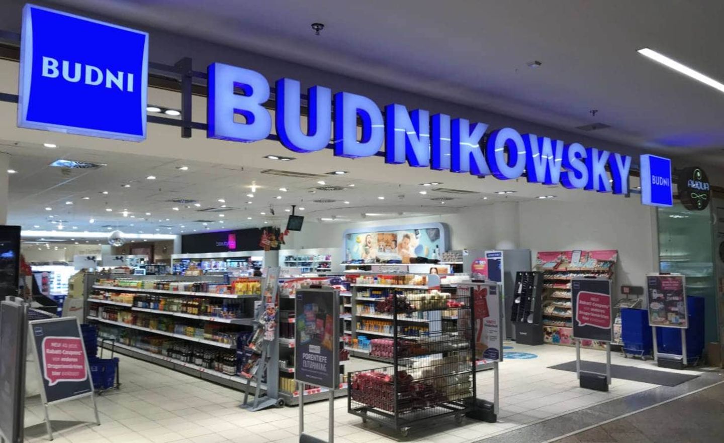 Logo der Drogeriekette Budnikowsky über einer Filiale in Hamburg