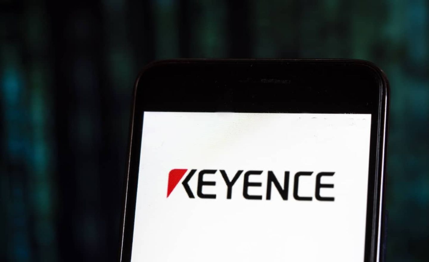 Keyence-Logo auf einem Smartphone