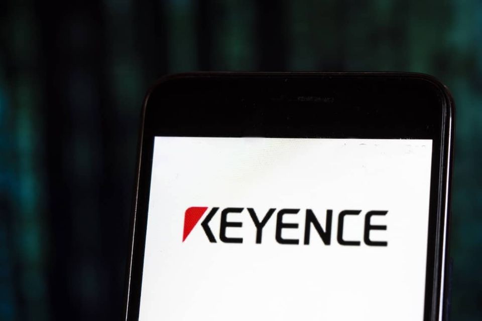 Keyence-Logo auf einem Smartphone
