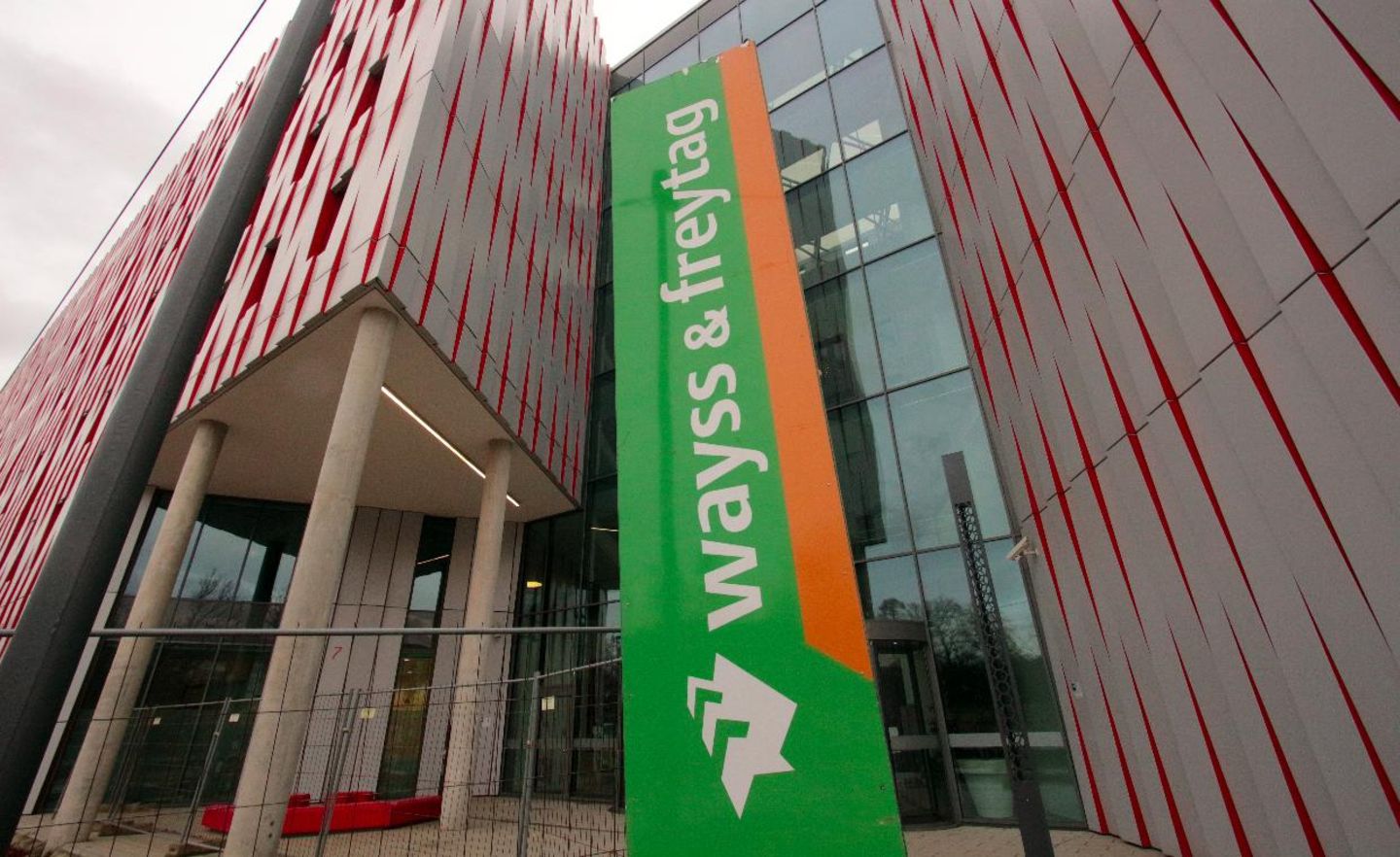 Neubau der Zentrale von Wayss & Freytag im Stadtteil Gateway Gardens am Flughafen Frankfurt, Hessen, Deutschland