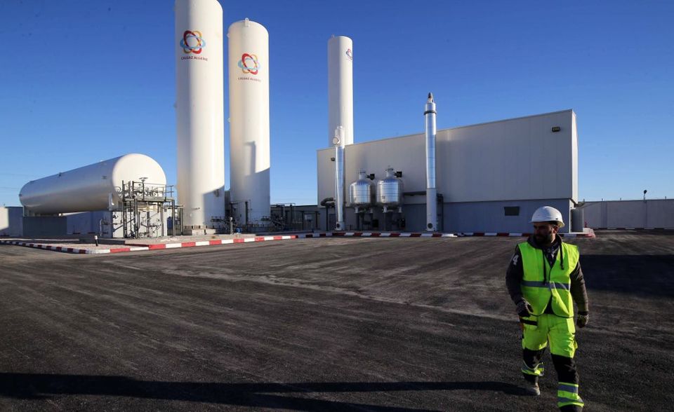 Algerien hat 2019 laut BP 86,2 Milliarden Kubikmeter Erdgas produziert. Damit verteidigte das Land Platz zehn unter den größten Produzenten weltweit – gerade eben. Denn die Jahresbilanz lag 8,1 Prozent unter dem Vorjahresniveau. Malaysia auf Platz elf konnte die Gasproduktion hingegen um zwei Prozent steigern und näherte sich mit 78,8 Milliarden Kubikmeter den Top 10.