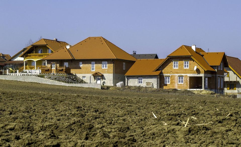 Die Hauspreise in Österreich haben sich Anfang 2020 stärker erhöht als in der gesamten EU. Sie zogen im Vergleich zum ersten Quartal 2019 um 7,7 Prozent an, wie Eurostat auf Basis vorläufiger Zahlen mitteilte. Damit belegte Österreich unter den EU-Mitgliedstaaten, für die den Analysten Daten vorlagen, Platz zehn.