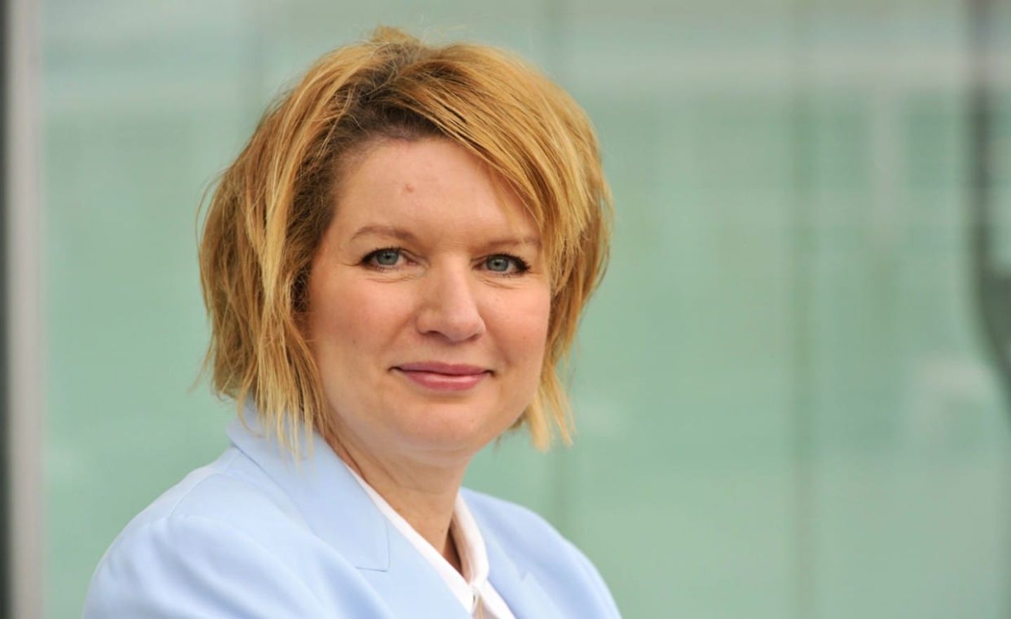 Yvonne Hofstetter hat ihre Karriere in Unternehmen der Informationstechnologie und Rüstungsindustrie begonnen. Von 2009 bis 2019 war sie Geschäftsführerin der Teramark Technologies GmbH, eine auf die intelligente Auswertung von Big Data spezialisierte Firma. Heute ist sie vor allem als Publizistin und Keynote-Speakerin zum Thema Digitalisierung tätig.