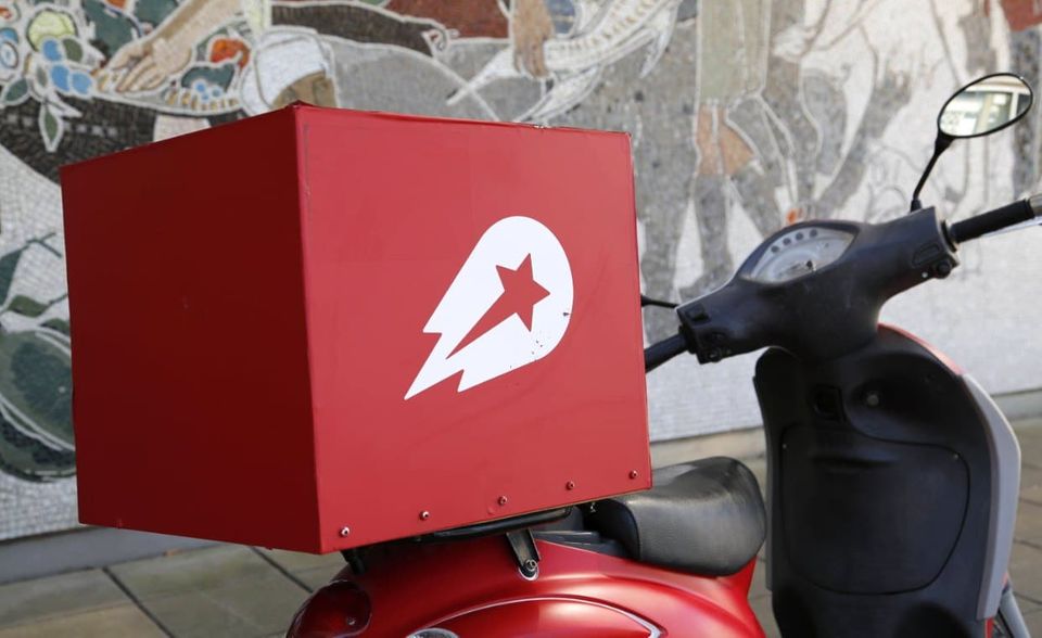 #1 Delivery Hero In Zeiten von Social Distancing ziehen es viele Menschen vor, sich ihr Essen nach Hause liefern zu lassen. Entsprechend war das Jahr 2020 für den Essenszulieferer und Dax-Neuzugang Delivery Hero bislang ein voller Erfolg. Während des Lockdowns dauerte es nur sechs Wochen, bis der Lieferdienst sein Allzeithoch aus dem Februar wieder erreicht hatte. Von da aus ging der Aufwärtstrend weiter: Seit dem Corona-Crash im März hat der Aktienkurs von Delivery Hero um mehr als 75 Prozent zugelegt. Zum Vergleich: Der Dax stieg im selben Zeitraum nur um etwa 50 Prozent. Analysten sehen weiteres Wachstumspotenzial. Die Deutschen Bank rät in ihrer jüngsten Analyse zum Kauf und prognostiziert ein Kurswachstum von aktuell 94 Euro auf 120 Euro.