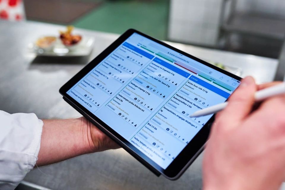 Die Küchenplanung im Parkhotel läuft über Laptops und Tablets, auf die alle zugreifen können