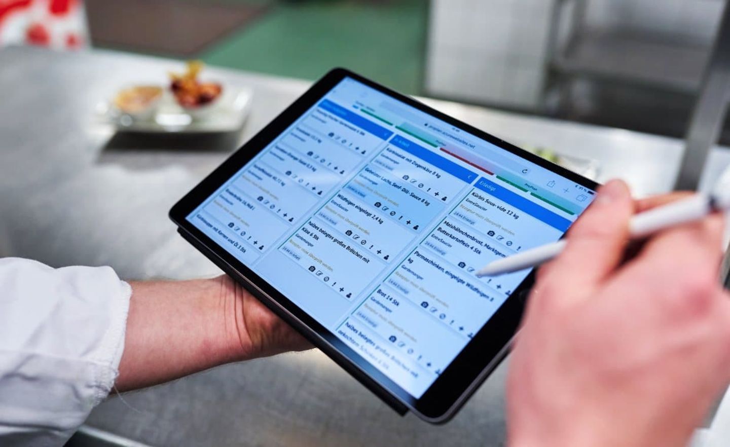 Die Küchenplanung im Parkhotel läuft über Laptops und Tablets, auf die alle zugreifen können