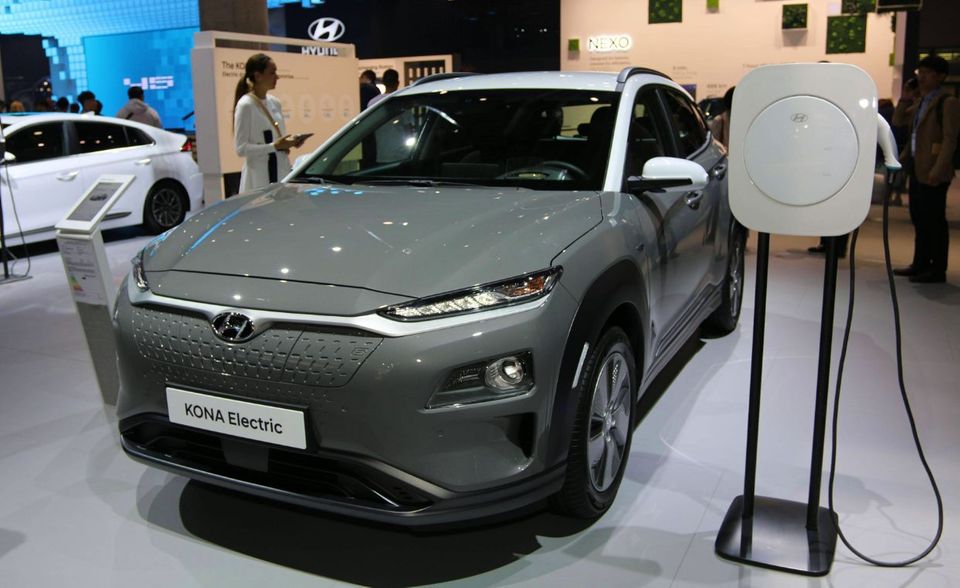 ... mit den südkoreanischen Konkurrenten Hyundai und Kia. Beide Marken gehören zur Hyundai Motor Group. Der Autobauer präsentierte im vergangenen Jahr auf der IAA in Frankfurt das Modell Kona Electric.