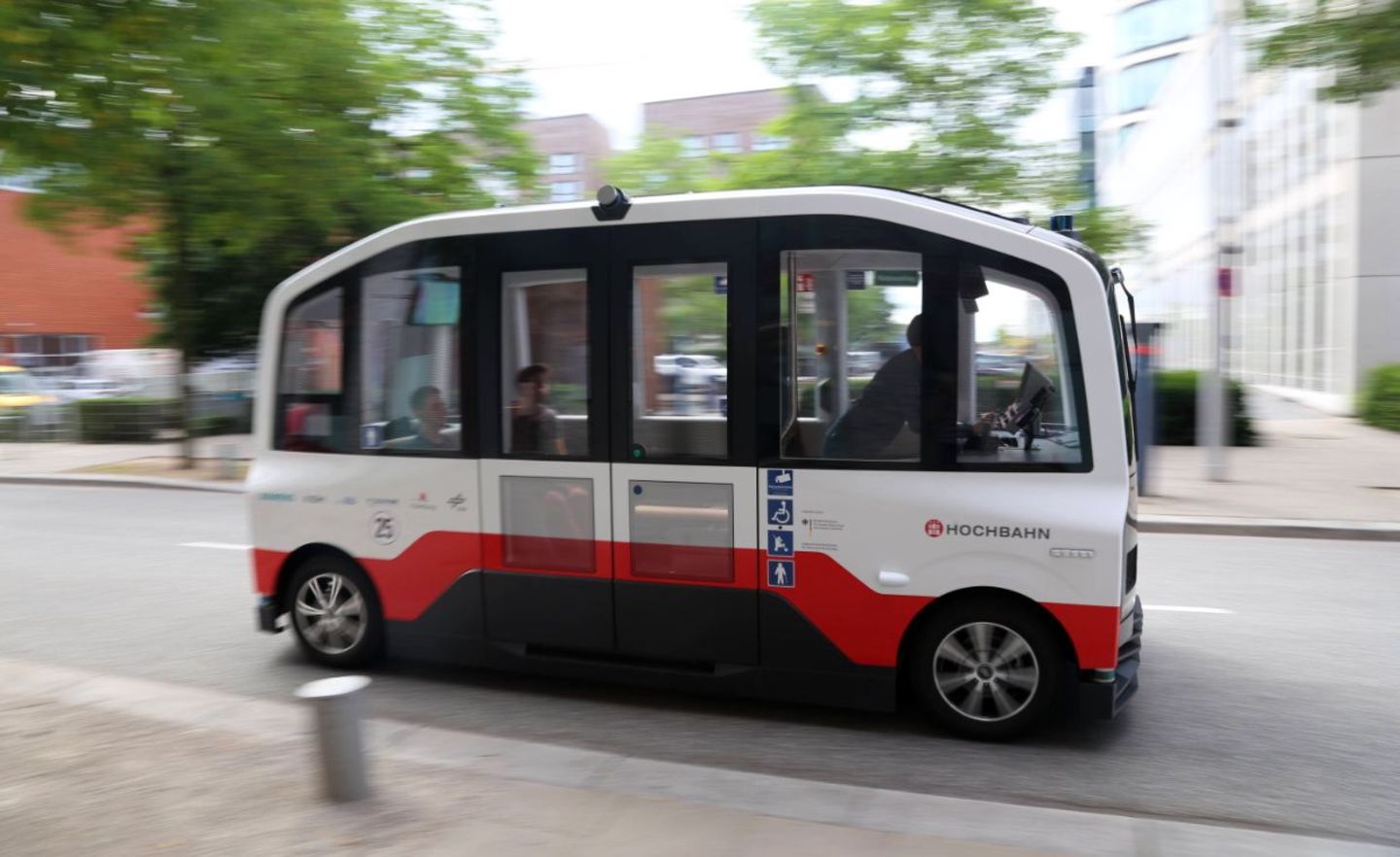 Ein autonomer Bus ohne Fahrer bewegt sich mit rund 25 km/h Stundenkilometern Geschwindigkeit durch die HafenCity in Hamburg. Auf einer 800 Meter langen Teststrecke wird das elektrisch betriebene Fahrzeug getestet.