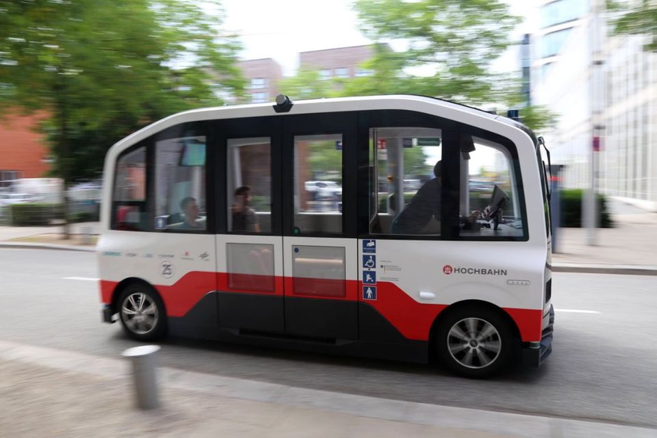Ein autonomer Bus ohne Fahrer bewegt sich mit rund 25 km/h Stundenkilometern Geschwindigkeit durch die HafenCity in Hamburg. Auf einer 800 Meter langen Teststrecke wird das elektrisch betriebene Fahrzeug getestet.