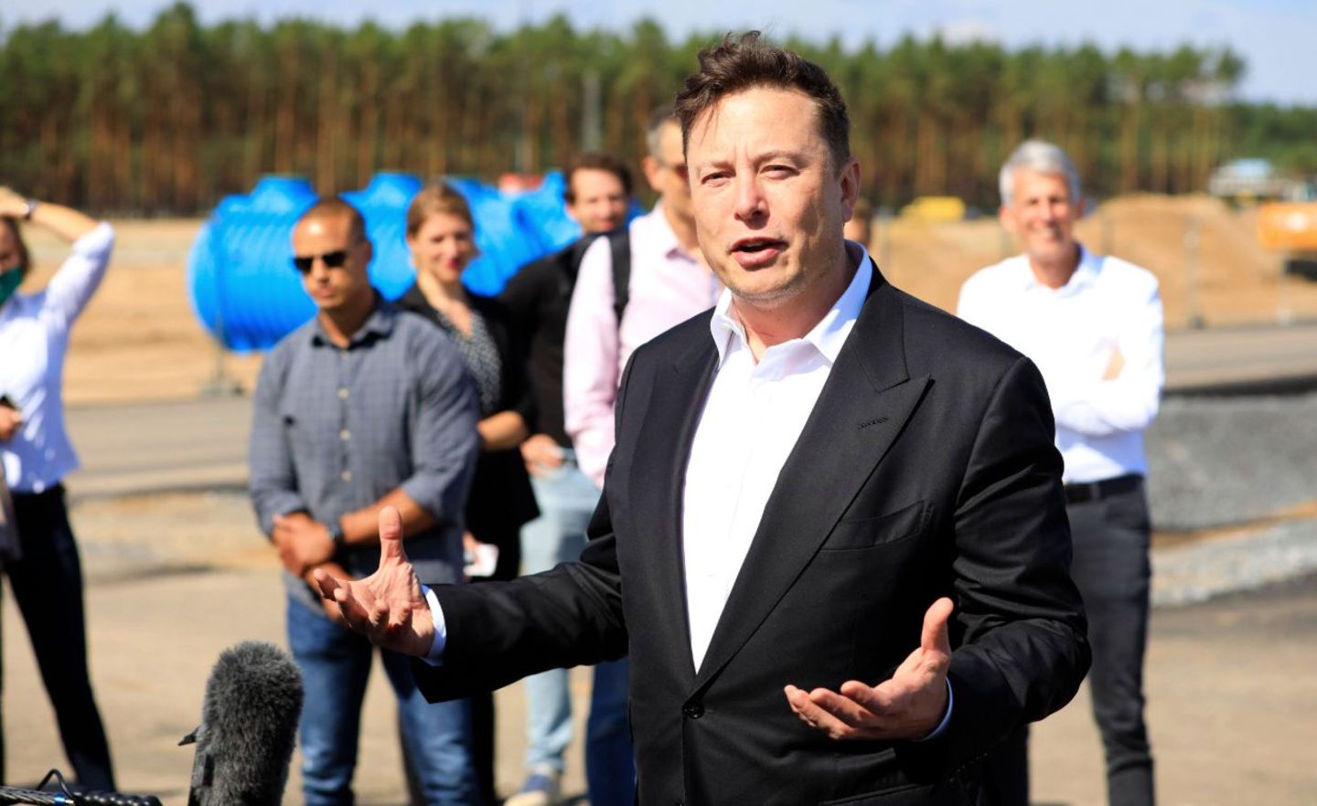 Elon Musk beim ersten Richtfest auf der Baustelle der Tesla Gigafactory in Grünheide