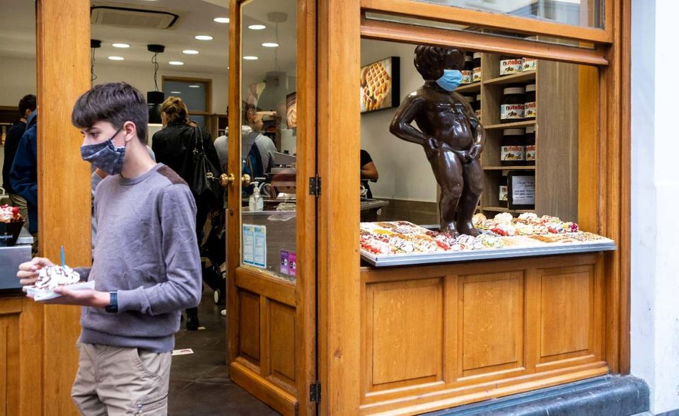 Belgien verzeichnete im zweiten Quartal einen BIP-Rückgang von 14,5 Prozent. Damit lag das Land auf dem Niveau der Eurozone. Der Manneken Pis, das Wahrzeichen der Hauptstadt Brüssel, trägt auf diesem Foto Mundschutz.