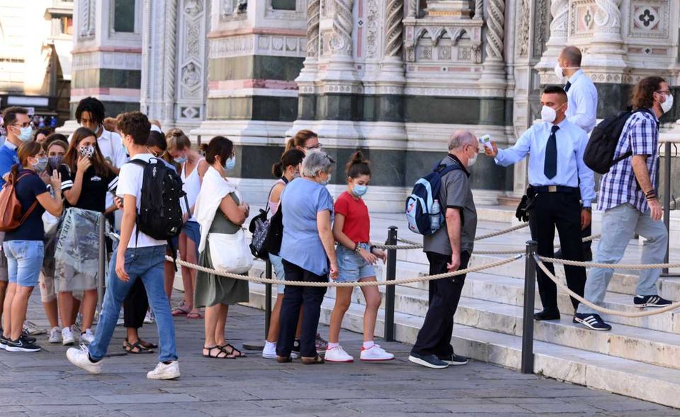 Italien verzeichnete ein Minus von 17,3 Prozent. Das bedeutete in der unvollständigen Liste der Corona-Verlierer von Eurostat Platz drei. Auch in Italien musste einen Teil der Urlaubssaison abschreiben. Jetzt kommen die Besucher wieder. Beim Betreten einer Kathedrale in Florenz wird die Temperatur gemessen.
