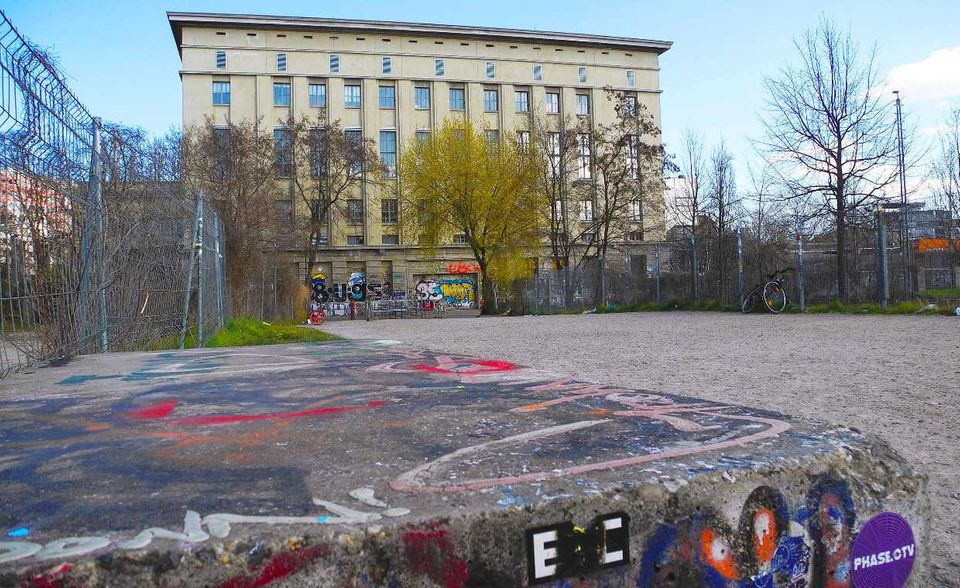 Der Berliner Szene-Club Berghain hat corona-bedingt seit Monaten geschlossen, ab September öffnet er für eine Kunstausstellung