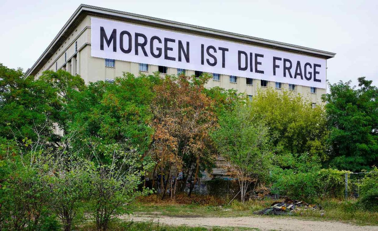 Ab dem 9. September öffnet das Berghain wieder seine Tore, allerdings nicht für Partygänger, sondern für Kunstinteressierte. An der Fassade des Clubs hat der Künstler Rirkrit Tiravanija eine Fassadeninstallation angebracht