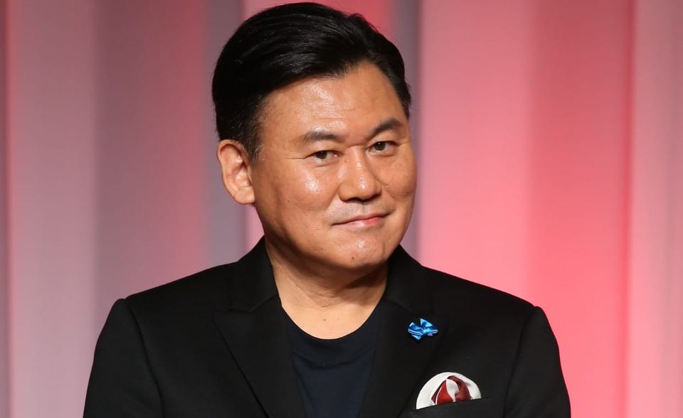 Hinter Hiroshi Mikitani liegt ein schweres Jahr. Der Gründer und CEO von Rakuten musste 2019 das erste Umsatzminus seit 2011 vermelden. Japans größtes Online-Handelskonzern verschob daraufhin den Start seines neuen Mobilfunkdienstes. Der Absolvent der Harvard Universität ist mit Nitori der jüngste Milliardär in den Top 10 für Japan. Der 55-Jährige war laut „Forbes“ zuletzt 4,5 Mrd. Dollar schwer. Damit ist das Privatvermögen des Rakuten-Chefs trotz der Firmenkrise binnen eines Jahres lediglich um 300 Mio. Dollar gesunken.