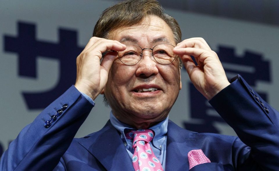 Akio Nitori konnte im Gegensatz zu den meisten Milliardären in Japan sein Vermögen mehren. Es wuchs laut „Forbes“ von 3,5 auf 3,7 Mr.d Dollar. Der 76-Jährige ist Gründer der Discount-Möbelkette Nitori Holdings. Sie hat den Angaben zufolge mehr als 600 Filialen, darunter auch Geschäfte in den USA, China und Taiwan. Nitori lebt im Gegensatz zu den meisten japanischen Milliardären nicht in Tokio, sondern auf der nördlichen Insel Hokkaido.