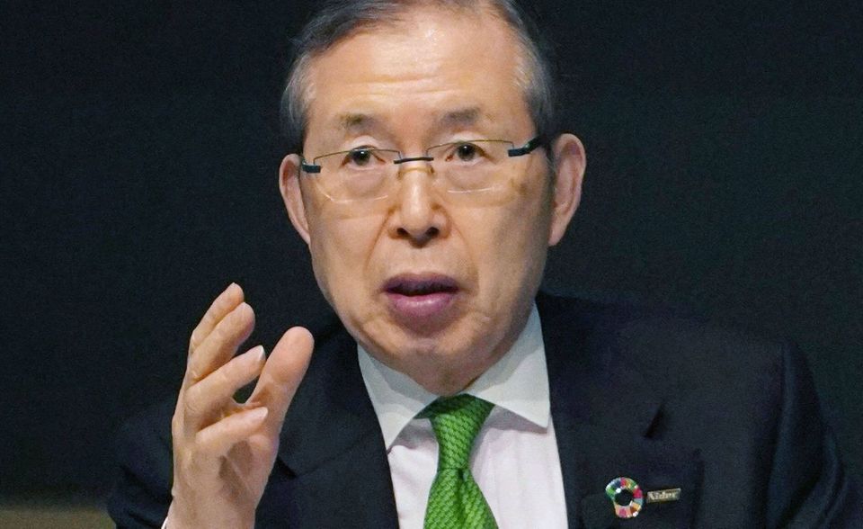 Shigenobu Nagamori ist Gründer und CEO von Nidec, einem Hersteller von Mini-Motoren für Festplatten, der nun den E-Auto-Markt ins Visier nimmt. Er belegte im „Forbes“-Ranking mit 3,6 Mrd. Dollar Platz 514. Das bedeutete in Japan Platz acht. 2019 war der Unternehmer aus Kyoto noch 500 Mio. Dollar reicher. Allerdings scheint sein Geschäft in der Corona-Krise zu boomen. „Forbes“ bezifferte das Vermögen des 76-Jährigen Anfang September 2020 auf bereits 6 Mrd. Dollar. Nidec hat ein ehrgeiziges Ziel: Die Firma will zur weltweiten Nummer eins bei Motoren für E-Autos werden.