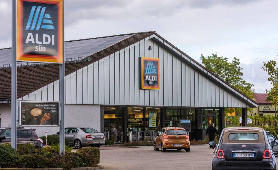 Aldi Nord und Aldi Süd werden in der Statistik von „Die Deutsche Wirtschaft“ zu einem Familienunternehmen zusammengefasst. Der Umsatz in Höhe von 87,7 Mrd. Euro bedeutet Platz vier. Die beiden Unternehmen befinden sich im Besitz von Familienstiftungen, die von den beiden Unternehmensgründern Karl und Theo Albrecht gegründet worden waren. Die Nachkommen der beiden Brüder gehören zu den reichsten Milliardären in Deutschland.
