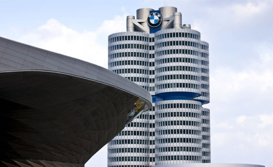 Die BMW Group konnte 2019 erstmals mehr als 100 Mrd. Euro Jahresumsatz vermelden. Der Umsatz stieg laut dem Konzern von 96,9 auf 104,2 Milliarden. Allerdings sank der Jahresüberschuss von 7,1 auf 5,0 Mrd. Euro. Der börsennotierte Autokonzern wird von den Nachkommen der Industriellenfamilie Quandt kontrolliert: die Geschwister Susanne Klatten und Stefan Quandt.