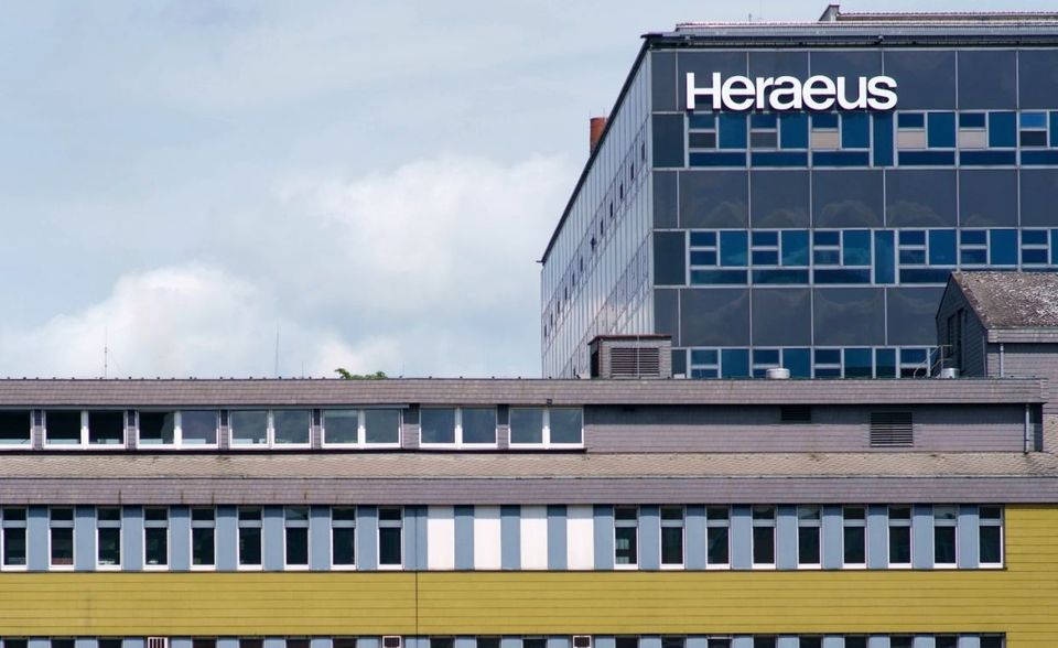 Die größten Familienunternehmen Deutschlands sind bekannte Marken, ihre Namen vielen Deutschen ein Begriff. Eine Ausnahme bildet der Vertreter auf Platz zehn. Der Technologiekonzern Heraeus aus Hanau eröffnet mit 22,4 Mrd. Euro Umsatz im Geschäftsjahr 2019 dieses Ranking. Heraeus verwies damit bekanntere Namen wie Henkel, Bertelsmann oder Merck auf die Plätze. „Die Wurzeln des Unternehmens reichen zurück auf eine seit 1660 von der Familie betriebene Apotheke“, heißt es auf der Internetseite von Heraeus. Der Konzern ist aktiv in den Bereichen Umwelt, Elektronik, Gesundheit und industrielle Anwendungen. Er beschäftigt nach eigenen Angaben 14.900 Mitarbeiter in 40 Ländern.