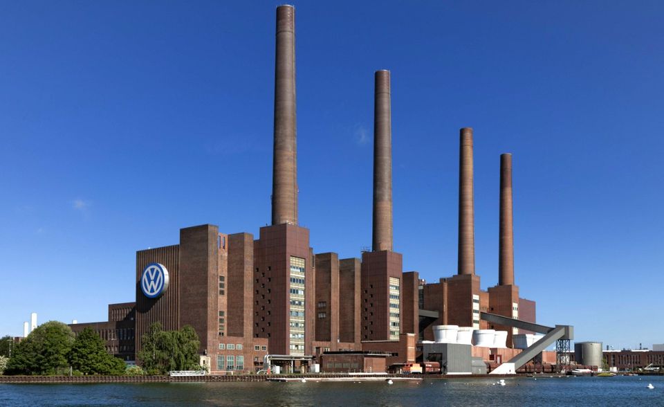 Die Volkswagen AG bleibt mit weitem Abstand das größte Familienunternehmen Deutschlands und hat den Vorsprung ausgebaut. Die Umsatzerlöse stiegen 2019 um 7,1 Prozent auf 252,6 Mrd. Euro. Das operative Ergebnis vor Sondereinflüssen erhöhte sich von 17,1 auf 19,3 Mrd. Euro. „2019 war ein sehr erfolgreiches Jahr für den Volkswagen Konzern“, bilanzierte CEO Herbert Diess. Die Corona-Krise hat die Umsätze stark zurückgehen lassen. Im dritten Quartal 2020 meldete Volkswagen aber eine spürbare Erholung.
