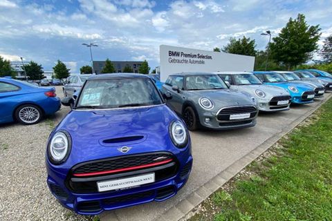 Gebrauchte Autos stehen bei einem Händler: Autos sind momentan schwer verkäuflich