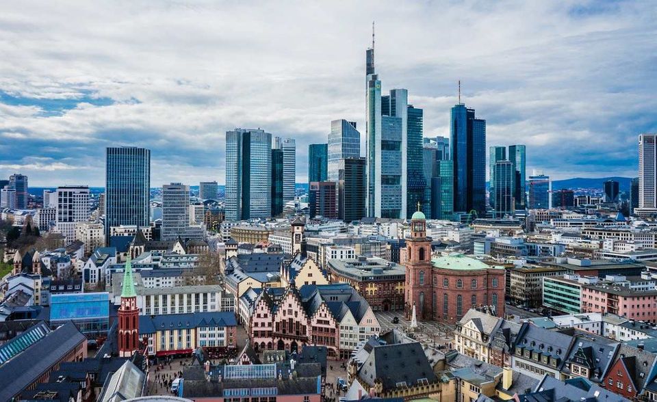 In Hessen waren 2019 laut Statistischem Bundesamt 16,1 Prozent der Bevölkerung von Armut bedroht. Damit lag Hessen knapp über dem deutschlandweiten Durchschnitt von 15,9 Prozent. In allen westdeutschen Ländern ist das Armutsrisiko seit 2009 gestiegen. Hessen verzeichnete mit 3,7 Prozentpunkten den zweitgrößten Anstieg. Es lag in der Rangliste vor Rheinland-Pfalz (15,6 Prozent), Brandenburg (15,2 Prozent) und Hamburg (15,0 Prozent).