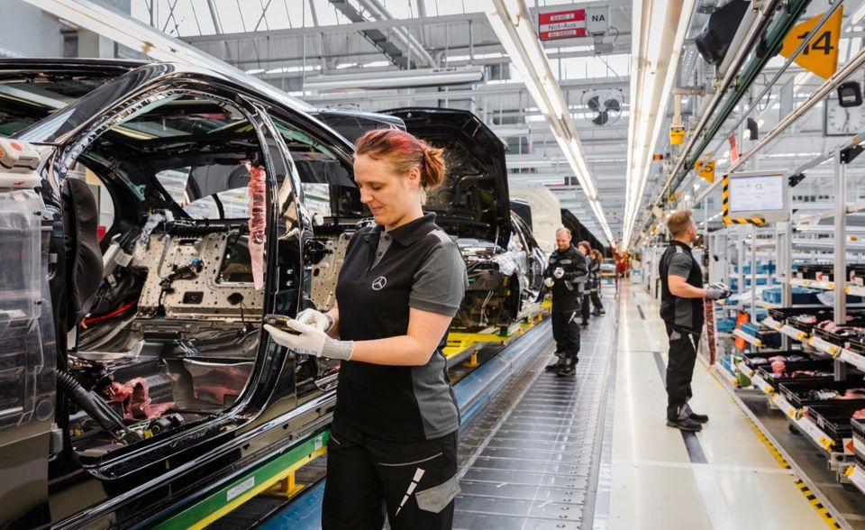 Auch Daimler hat unter Fachkräften deutlich an Attraktivität verloren. Die Zustimmungswerte sanken von 6,4 auf 5,8 Prozent. Damit fiel der Konzern zwei Plätze.