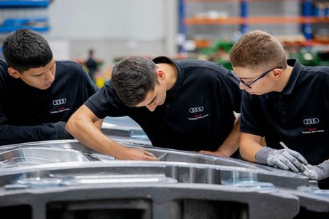 Audis Vorsprung schmilzt. Der Autobauer blieb aber mit einer Zustimmungsrate von 9,2 Prozent (minus 0,6 Punkte) der beliebteste Arbeitgeber unter Nicht-Akademikern. Trendence veröffentlichte die Umfrageergebnisse für 51 Firmen. Den letzten Platz teilten sich AOK, IBM und RWE mit jeweils rund 1,9 Prozent. Die AOK konnte sich jedoch um 20 Plätze verbessern. Den größten Popularitätsschub verzeichnete der Cornelsen Schulverlag. Er stieg von Platz 82 auf Platz 41. Steil nach oben ging es auch für Ikea (Platz 72 auf 45).