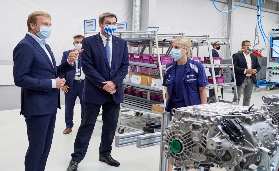#4 BMW Group BMW musste den Platz auf dem Treppchen der beliebtesten Arbeitgeber unter Fachkräften räumen. Der Autobauer fiel laut Trendence von Platz zwei (7,9 Prozent) auf Platz vier (7,3 Prozent).